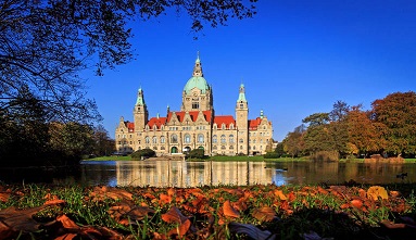 Neues Rathaus im Herbst image klein full